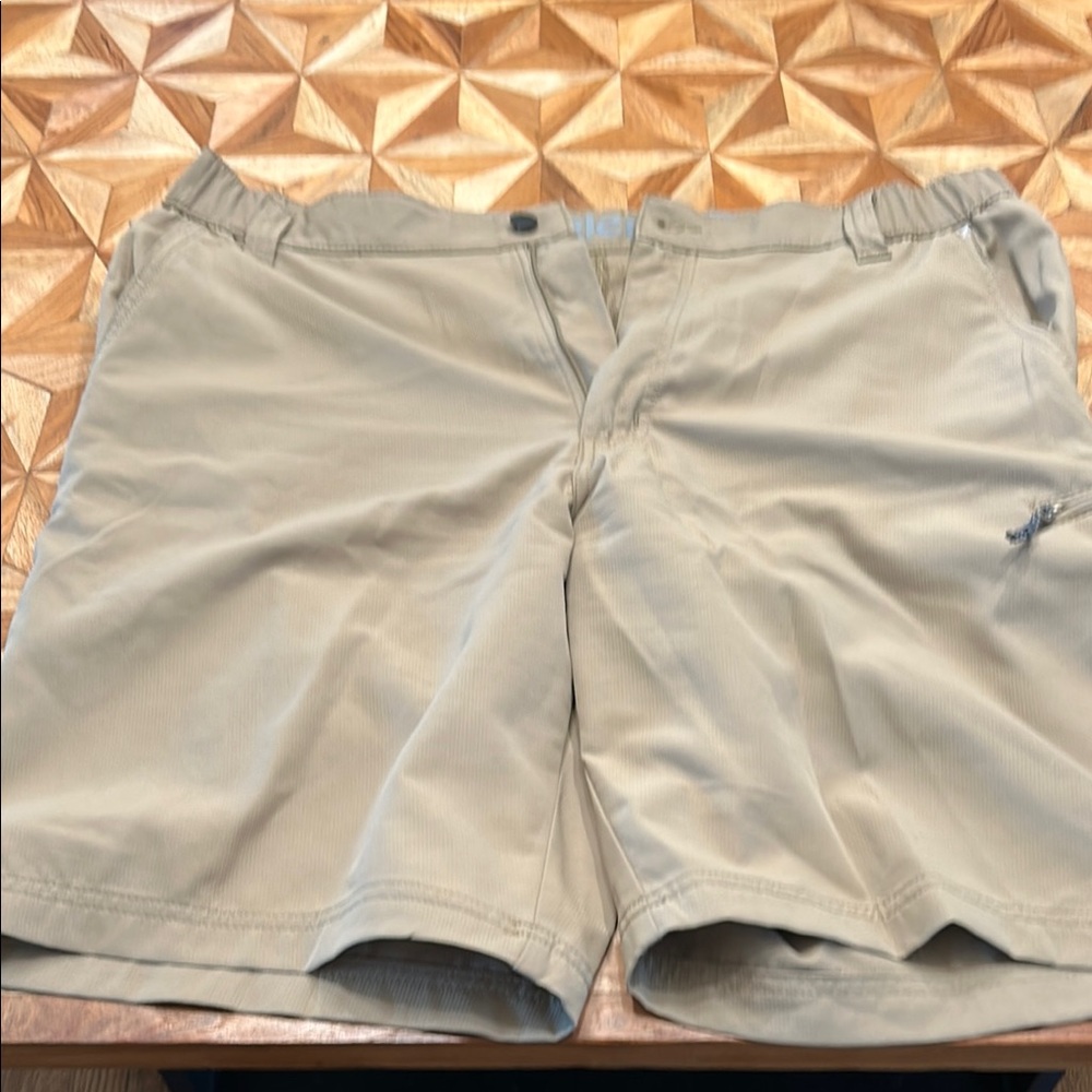 Wrangler ATG cargo shorts (khaki)